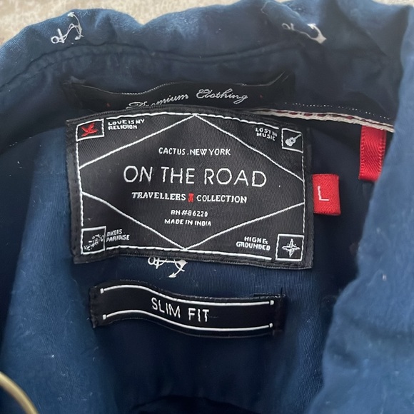 Button down - Picture 3 of 3